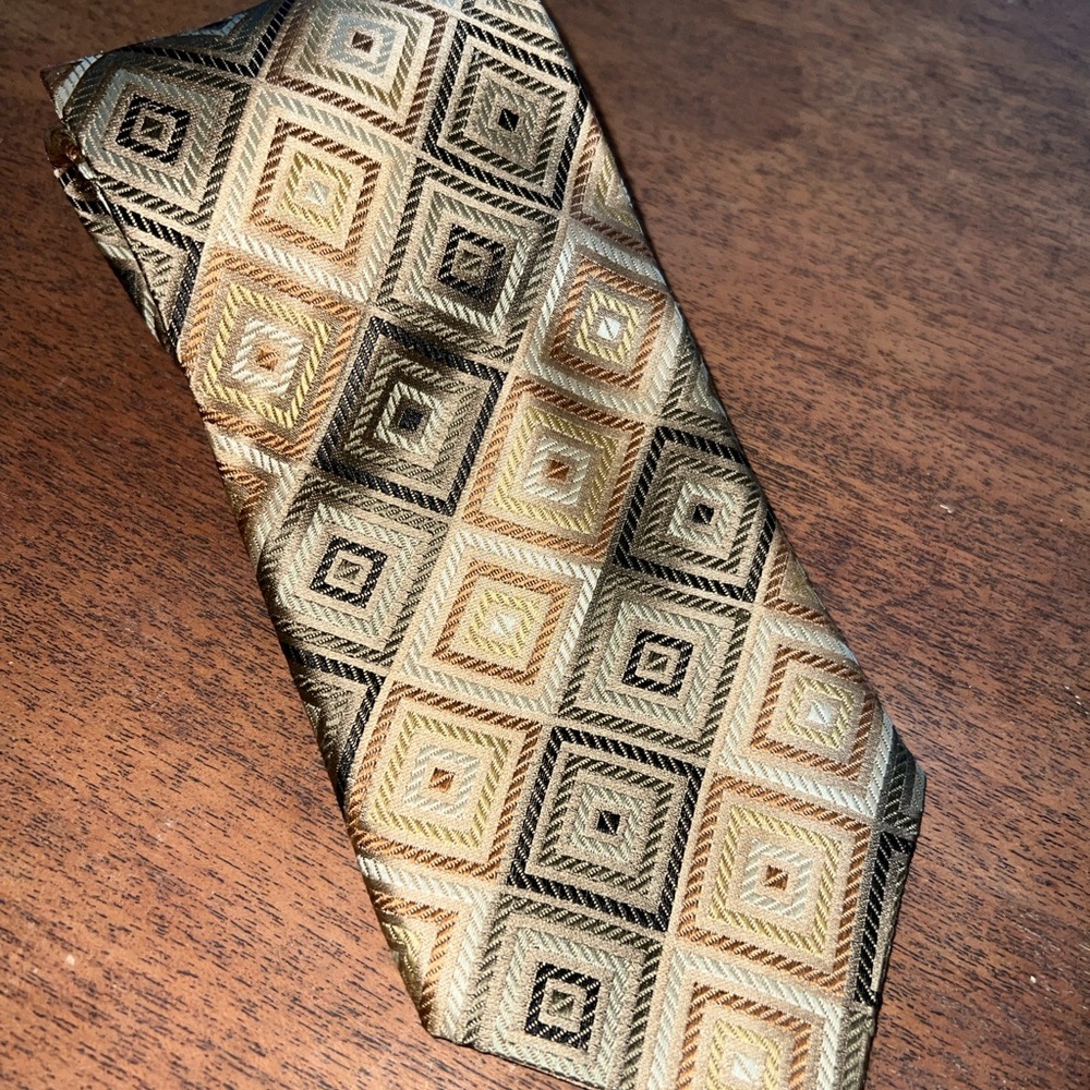 Roberto Villini Couture 100% Silk Geometric Patterned Tie - Picture 2 of 5